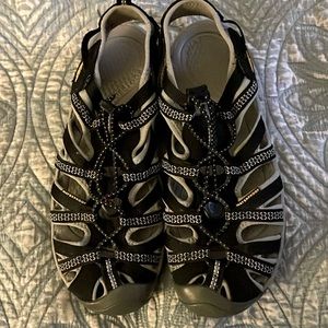 Keen Whisper black gray sandals 8